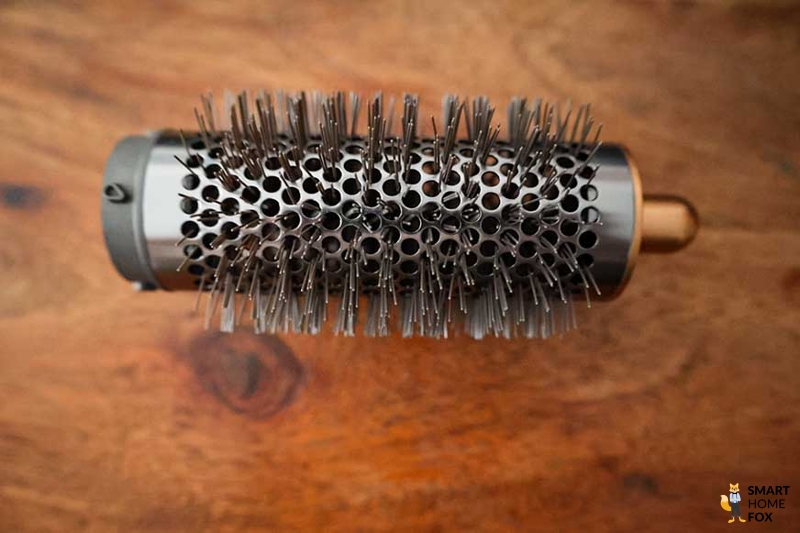 Круглая щетка для создания объема Dyson Airwrap.